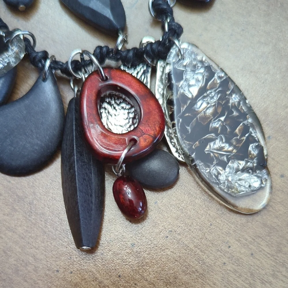Elegant Multi-Color Necklace - Picture 2 of 3